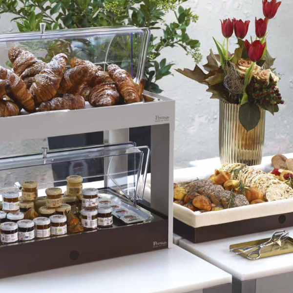 buffet composto da moduli caleido con brioches marmellate e dolciumi
